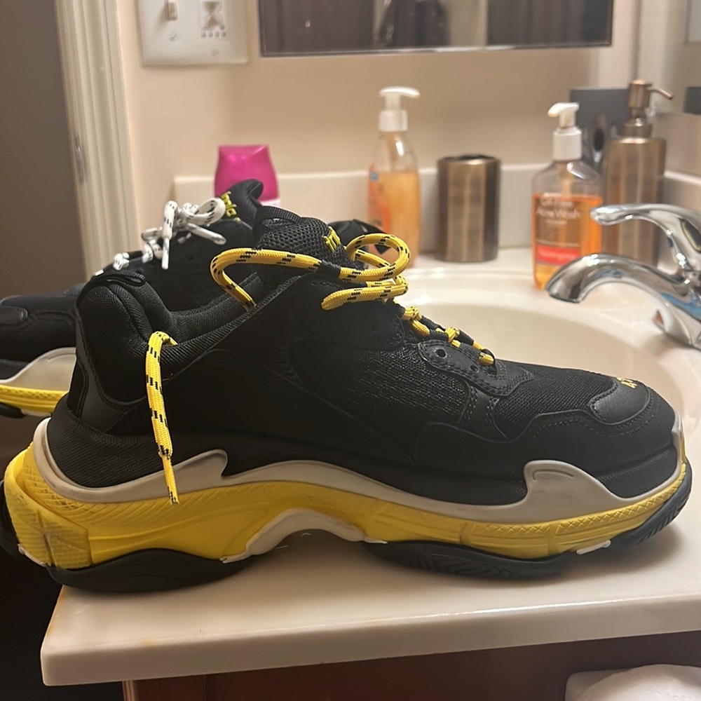 I’m selling balenciaga triple s - Picture 3 of 6